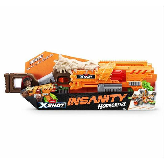 Förpackningen till X-Shot Insanity Horrorfire Doomsday, en stor orange leksakspistol med gröna och bruna detaljer, som visar en glad kille som håller i vapnet.