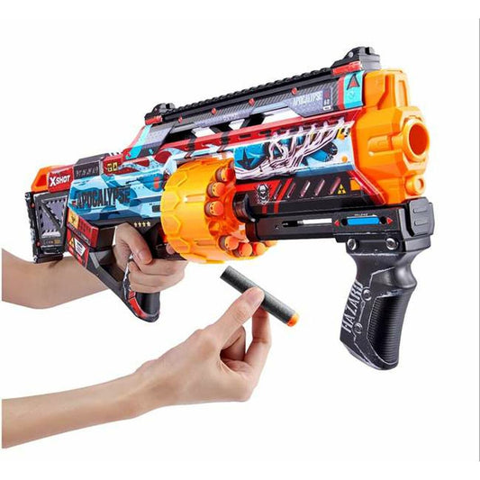 Närbild på en hand som laddar en svart och orange X-Shot leksakspistol med ett svart skumpilar i den roterande trumman.
