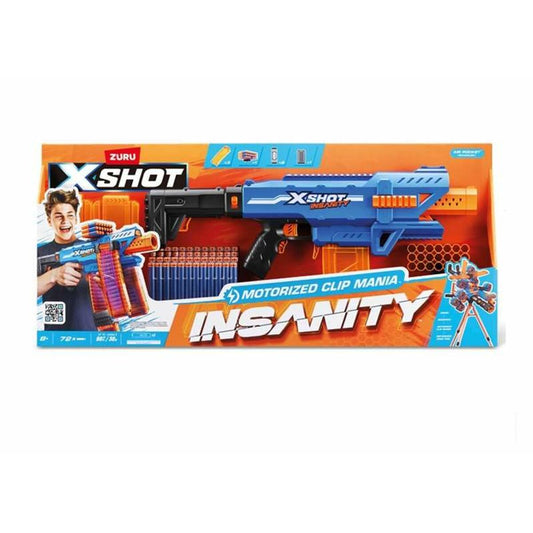 En stor blå och svart X-Shot Insanity leksakspistol med clip-magasin fyllda med pilar, förpackad i en färgglad kartong med en glad pojke.