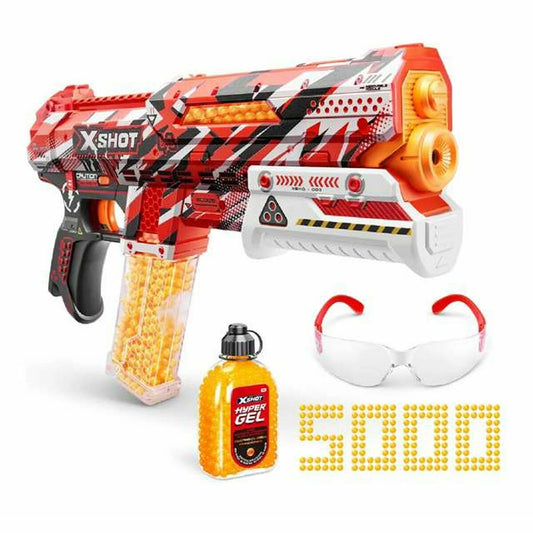 Ett röd-svart X-Shot leksaksvapen med ett magasin fyllt med gula gelkulor, en flaska med X-Shot Hyper Gel och ett par vita skyddsglasögon med röda detaljer.