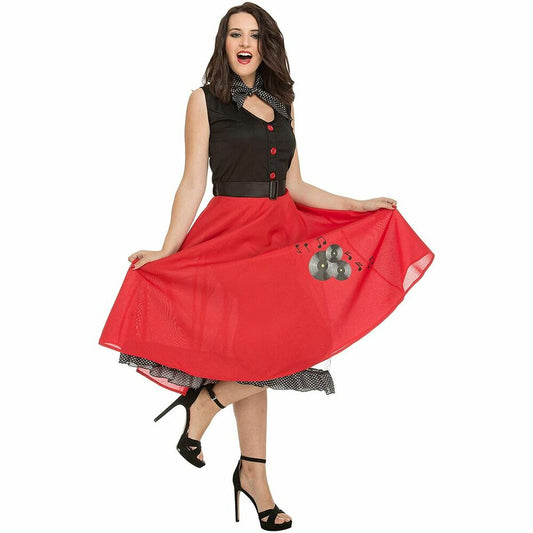 En leende kvinna poserar i en röd och svart 50-tals rockabilly-klänning, håller ut den vida kjolen och bär en matchande prickig scarf.