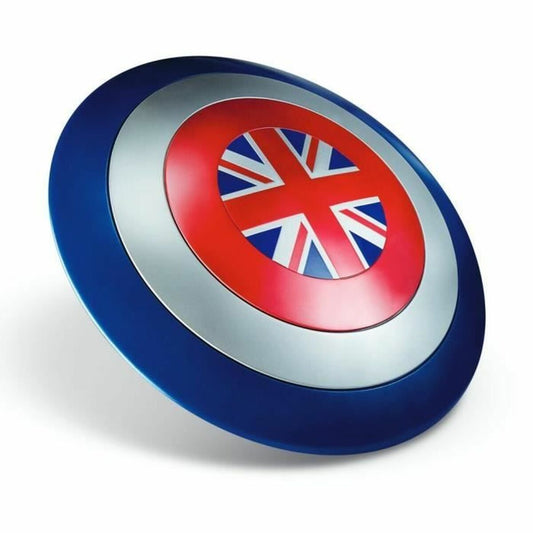 En rund actionfigursköld med blå, silverfärgade och röda ringar, i mitten sitter ett mönster föreställande den brittiska flaggan (Union Jack).