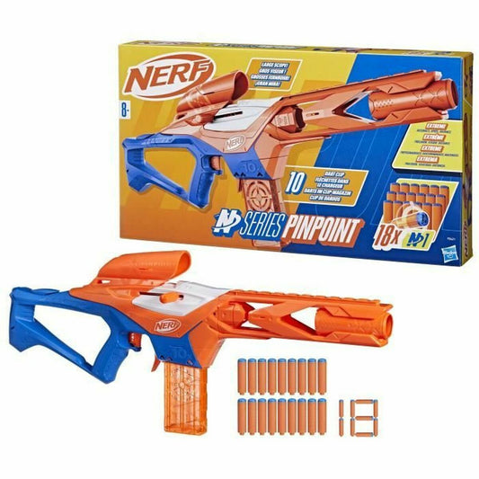 En orange och blå Nerf M-Series Pinpoint leksakspistol som skjuter pilar, fotograferad framför sin originalförpackning som visar siktet och 18 medföljande pilar.