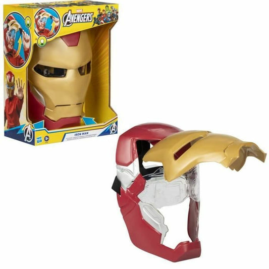 En Avengers Iron Man-mask i rött och guld, förpackad i en gul låda, där maskens gyllene ansiktsplatta är uppfälld och avslöjar det genomskinliga visiret.