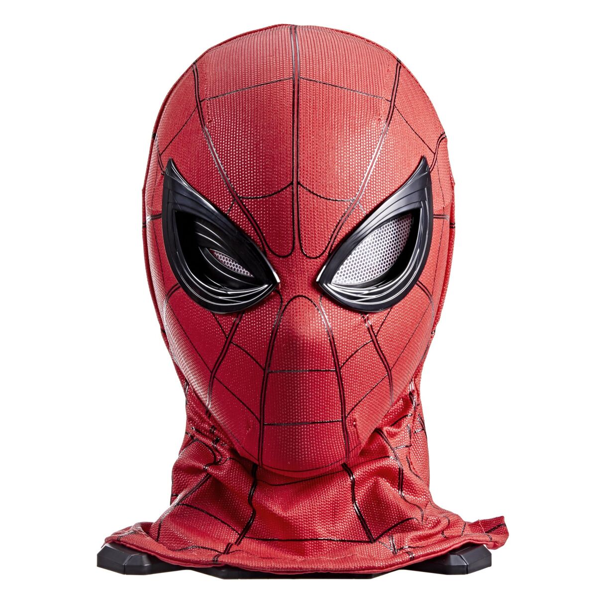 En röd Spider-Man hjälm med svarta spindelnätsmönster och stora vita ögon med svarta ramar.