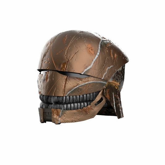Närbild på en barnmaskeraddräktsdel, en kopparfärgad hjälm med ett extremt slitet, krackelerat utseende och synliga rördetaljer vid munstycket.