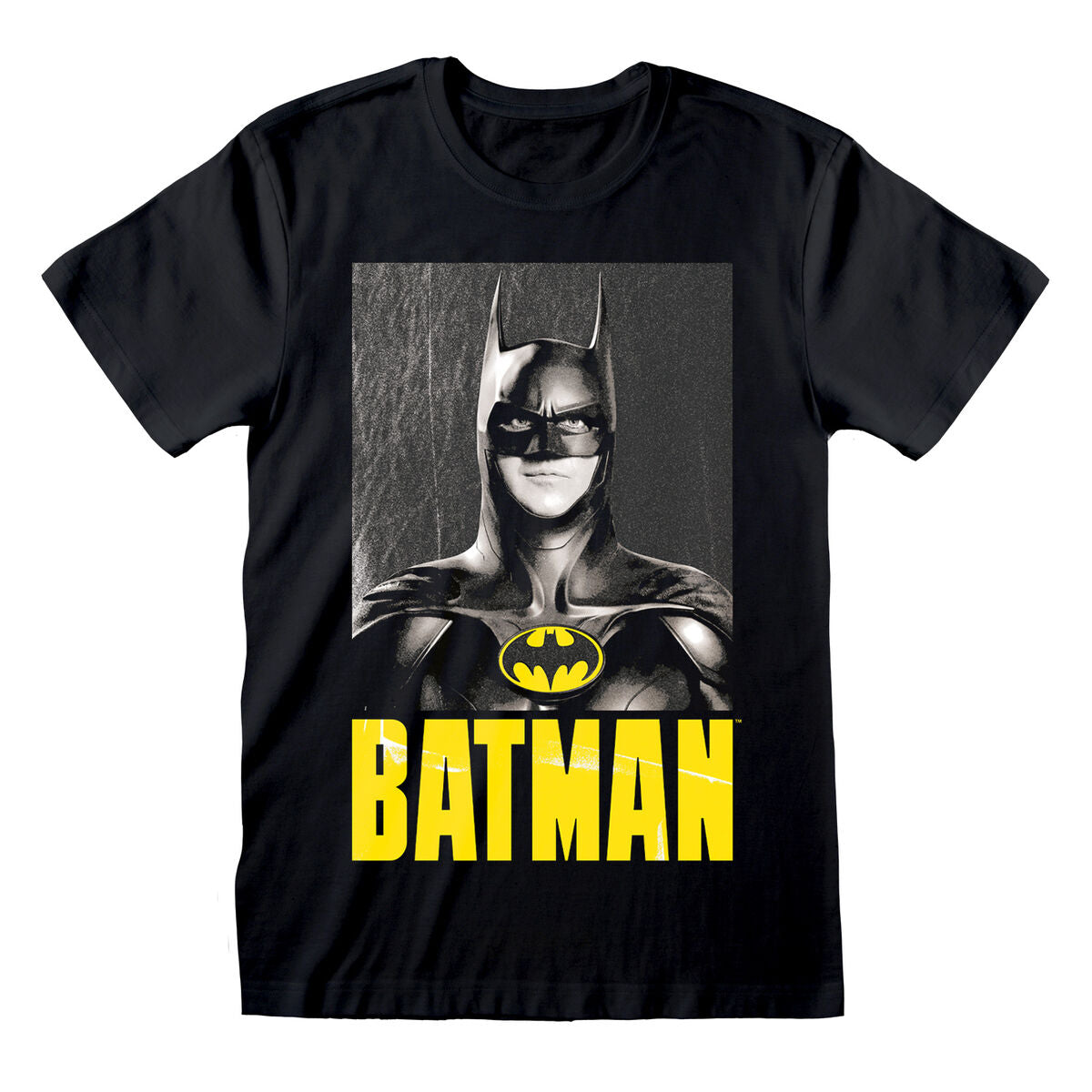 Närbild på en svart kortärmad unisex t-shirt med ett tryck av Michael Keaton som Batman i gråskala, med den gula Batman-logotypen och namnet "BATMAN" tryckt under i stora gula bokstäver.