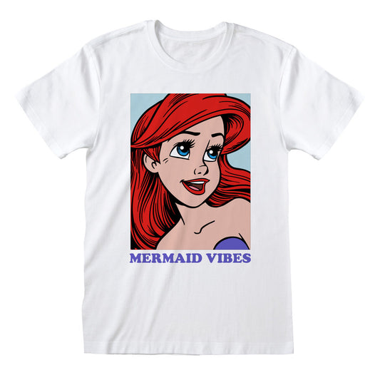 Vit unisex t-shirt med kort ärm som har ett stort tryck av Ariel från Den Lilla Sjöjungfrun i popkonst-stil med texten 'MERMAID VIBES'.
