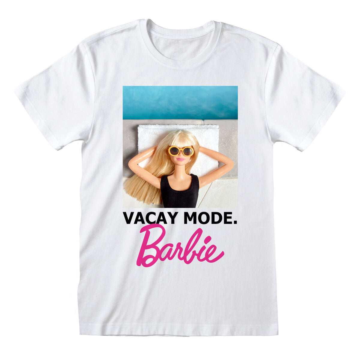 En vit unisex kortärmad t-shirt med ett tryck av en Barbie-docka som solar vid en pool med texten 'VACAY MODE. Barbie' i svart och rosa.