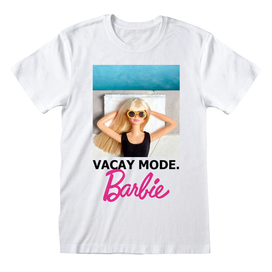 En vit unisex kortärmad t-shirt med ett tryck av en Barbie-docka som solar vid en pool med texten 'VACAY MODE. Barbie' i svart och rosa.