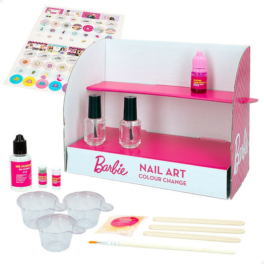 Ett Barbie nagelkonst-kit med en kartongdisplay, nagellacksflaskor, blandningskoppar, dekaler, en pensel och färgpigment.
