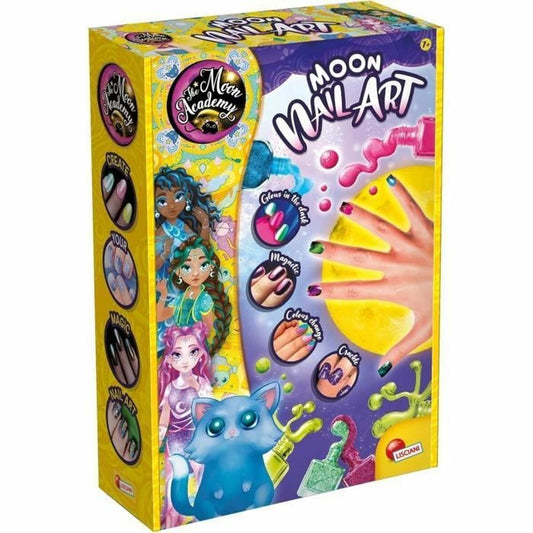 En färgglad förpackning för Moon NailArt manikyrset som visar illustrationer av tre flickor, en blå katt och exempel på naglar med glödande, magnetiska och färgskiftande effekter.
