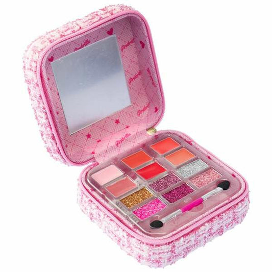 Ett öppet, rosa sminkset för barn inrymt i en kvadratisk väska med rosa tweedtextur. Locket har en liten spegel, och botten innehåller nio fack med läppglans och glitter i olika röda och rosa nyanser samt en liten sminkborste.