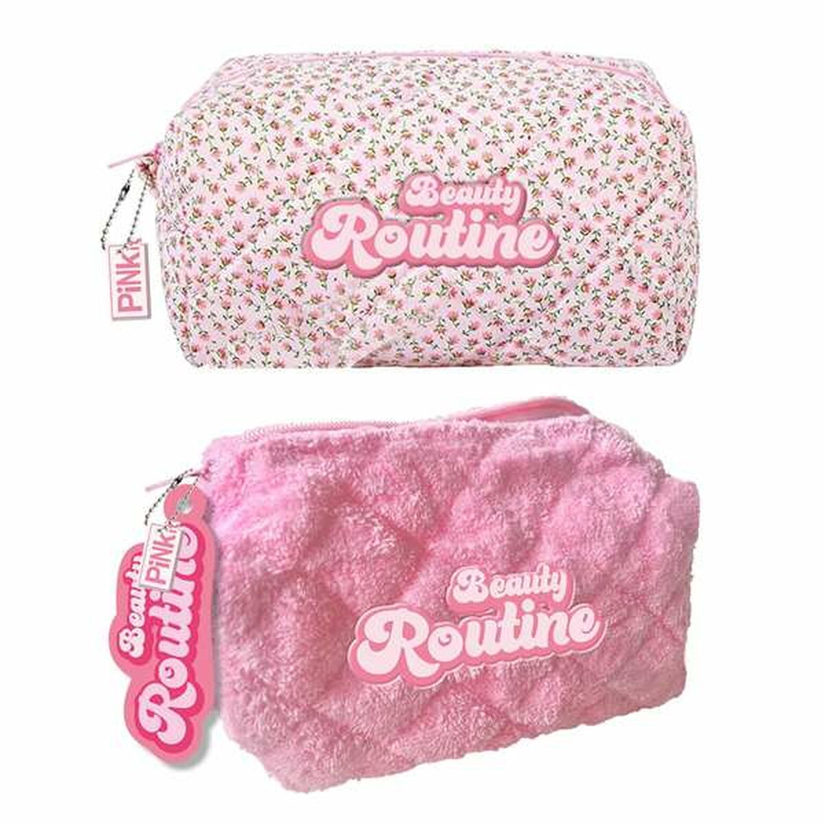 Två rosa necessärer staplade på varandra, en med ett litet blommönster och en i rosa frottétextur, båda märkta med texten 'Beauty Routine' och 'PINK'.