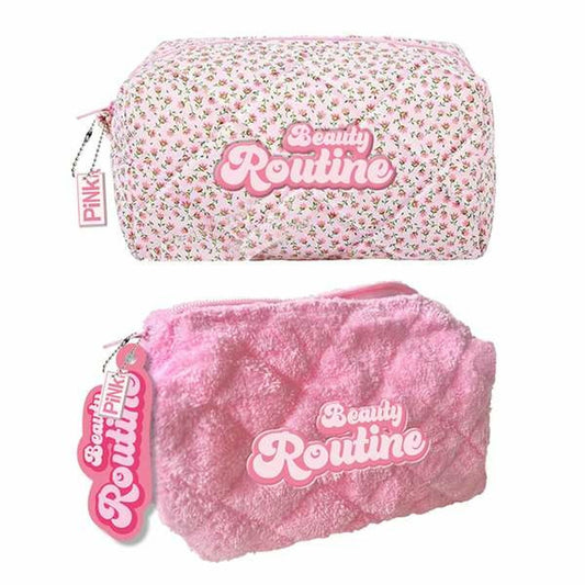 Två rosa necessärer staplade på varandra, en med ett litet blommönster och en i rosa frottétextur, båda märkta med texten 'Beauty Routine' och 'PINK'.