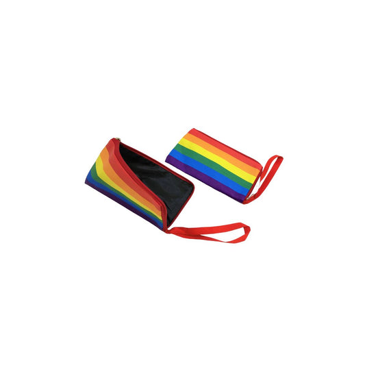 Två kompakta rektangulära påsar med regnbågsfärgat mönster, den ena öppen med svart insida och röd dragkedja och handledsrem, den andra stängd.