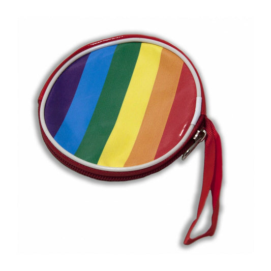 En rund, liten plånbok med dragkedja dekorerad i klara regnbågsfärger (lila, blått, grönt, gult, orange, rött) med röd kant och ett rött bandfäste.