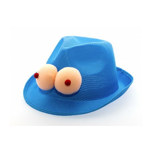 En kaxig, ljusblå fedora-liknande hatt dekorerad med två mjuka, hudfärgade runda objekt som liknar bröstvårtor med röda mittpunkter på framsidan.