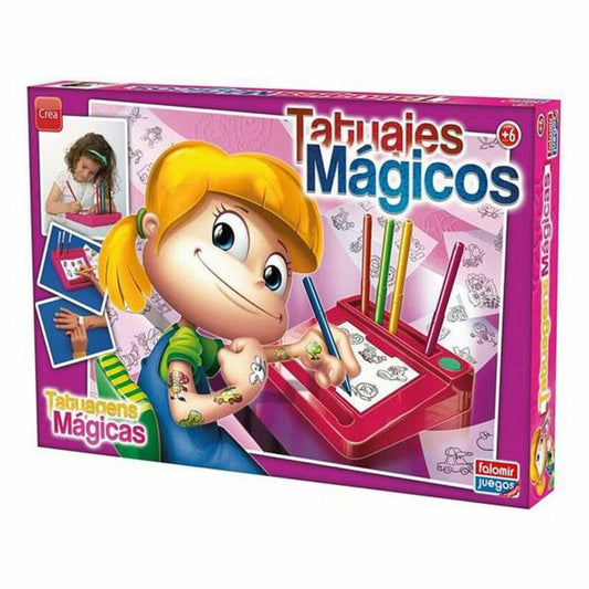 En färgglad produktförpackning för Temporära Tatueringar TATUAJES MAGICOS som visar en tecknad flicka med permanentliknande tatueringar på armen som använder en röd ritplatta med färgglada pennor.