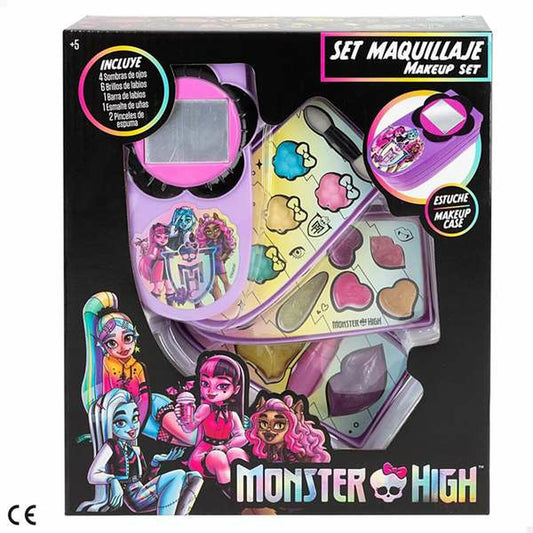 Ett öppet sminkset i lila och rosa för barn från Monster High, med färgglada ögonskuggor, läppglans och tillhörande appliceringsborstar i ett kompakt resefodral.