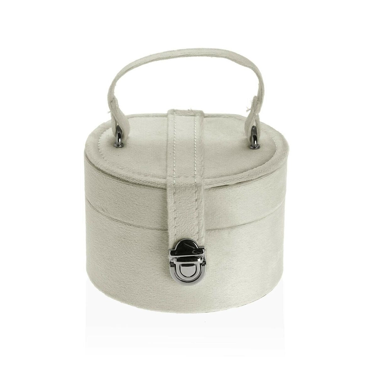 Ett litet, runt, gräddvitt smyckeskrin i sammet med ett handtag på ovansidan och ett metallås framtill.