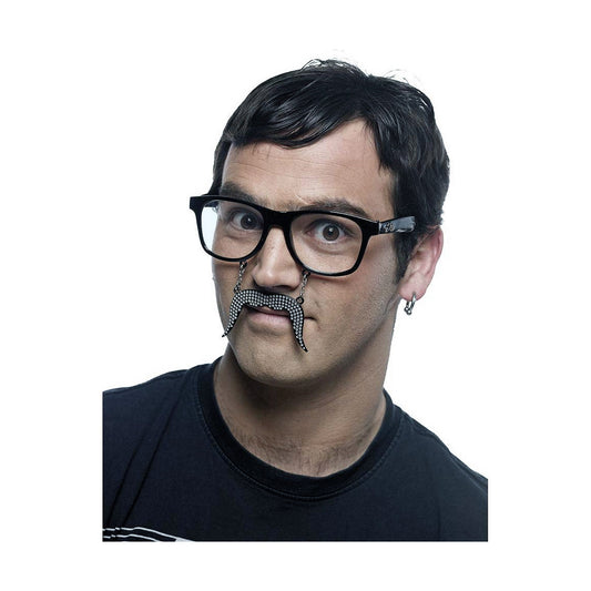 En man med stora svarta glasögon och en glittrande mustasch som hänger ner från bågarna, precis över hans mun.