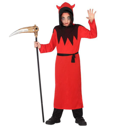 Ett barn klädd i en röd och svart demonmaskeraddräkt med huva och ett svart skärp, hållandes en lie.
