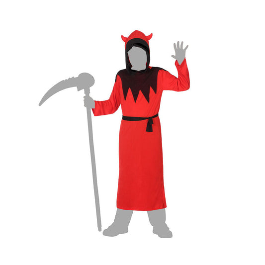 Ett barn i en röd demonmaskeraddräkt med huva med horn, som håller i en grå lie. Dräkten har svarta detaljer vid bröstet och ett svart skärp.