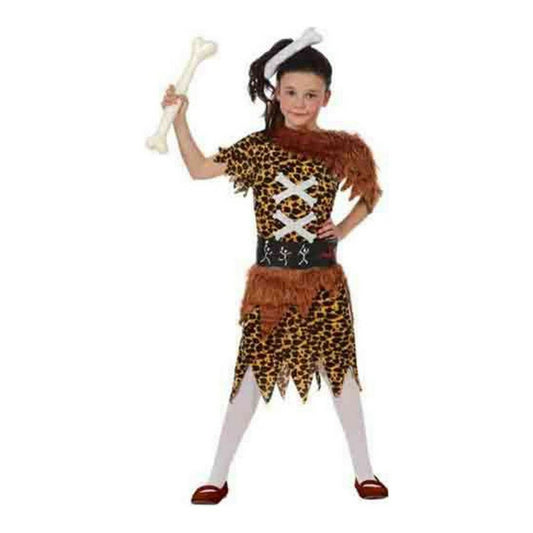Ett barn i en grottflickedräkt med leopardmönster och bruna fuskpälsdetaljer, som håller i ett stort leksaksben.