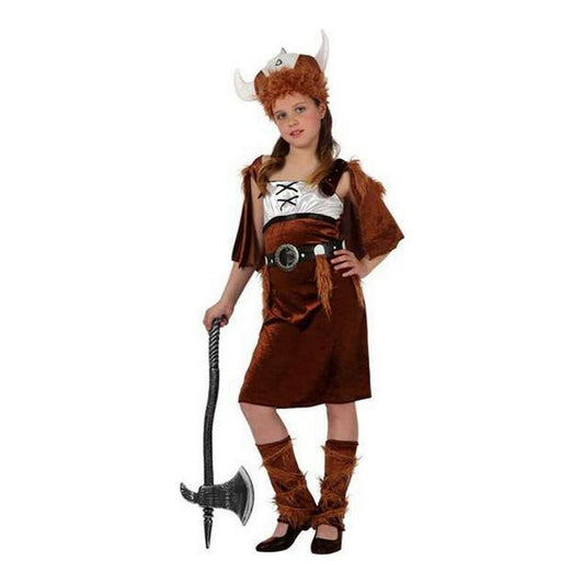 Ett barn i en brun vikingadräkt med matchande pälsimitationer på axlar och ben, en vit topp med korsdetaljer och en brun vikingahjälm med vita horn, hållandes i en stor leksaksvikingayxa.