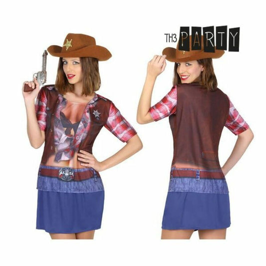 Kvinna i en t-shirt som är tryckt för att se ut som en cowboyoutfit med rutig skjorta, läderväst, bälte och denim, matchad med en brun cowboyhatt.