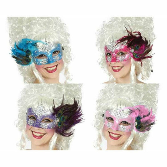 Fyra modeller visar upp olika färger av en glittrig plastmask med påfågelsfjädrar fäst vid sidan, alla modeller bär en vit, lockig peruk.
