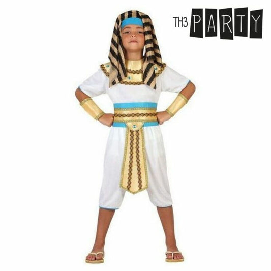 Ett barn klädd i en vit och guldglittrande egyptisk kungadräkt med randig huvudbonad och blåa accenter, poserar självsäkert.