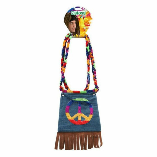 En blåfärgad tygväska i hippie-stil med ett stort, regnbågsfärgat fredstecken på framsidan och bruna fransar i nederkanten. Väskan har en flätad, flerfärgad axelrem.