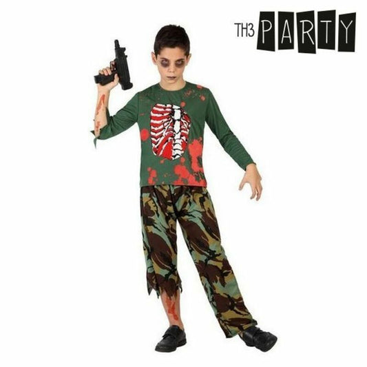 Ett barn poserar i en zombie-soldat maskeraddräkt som består av en armégrön, blodstänkt tröja med ett synligt revbensskelett på bröstet och camouflagebyxor med slitna kanter.