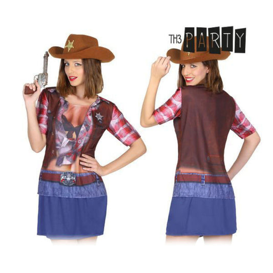 En kvinna visar fram- och baksidan av en T-shirt för vuxna som är tryckt för att se ut som en cowboydräkt med rutig skjorta, väst, bälte och en blå kjoldel.