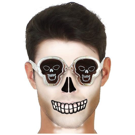 En man bär genomskinliga, vitramade glasögon där linserna är formade som dödskallar med detaljerade tänder och ögonhålor, perfekt för en Halloween-look.