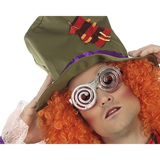 En person bär ett par genomskinliga glasögon med stora spiraler i varje lins, som en del av en galen kostym med orange lockigt hår och en hatt.
