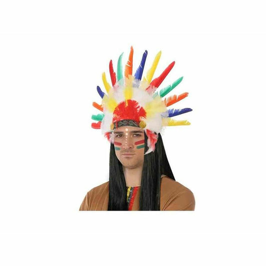 En man med ansiktsmålning bär ett stort och färgglatt diadem i amerikansk indianstil, bestående av många vertikala fjädrar i rött, gult, blått och grönt på en vit bas.