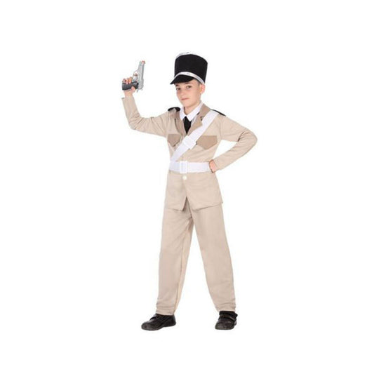 En ung pojke iklädd en beige militärinspirerad maskeraddräkt komplett med hatt, kavaj, byxor och vita selar, hållande en leksakspistol i luften.