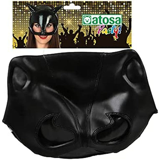 En kvinna bär en glansig svart latex- eller vinylmask som föreställer Catwoman, komplett med kattöron och utskurna öppningar för ögon och mun.