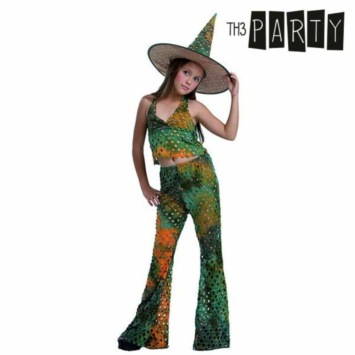 En ung person med en grön och orange häxdräkt inklusive en hatt som står och håller i hatten.