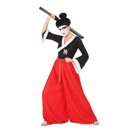 Kvinna i japanskinspirerad maskeraddräkt med svart överdel med vita kanter, vida röda plisserade byxor och vit ansiktsmålning som håller en replika av ett svärd över huvudet.