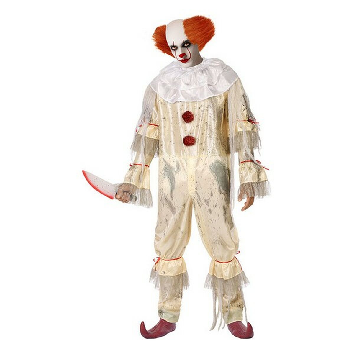 En vuxenperson klädd i en långärmad och långbyxad skräckclowndräkt som är smutsigt beige med röda detaljer och en vit krage, håller i en blodig leksakskniv.