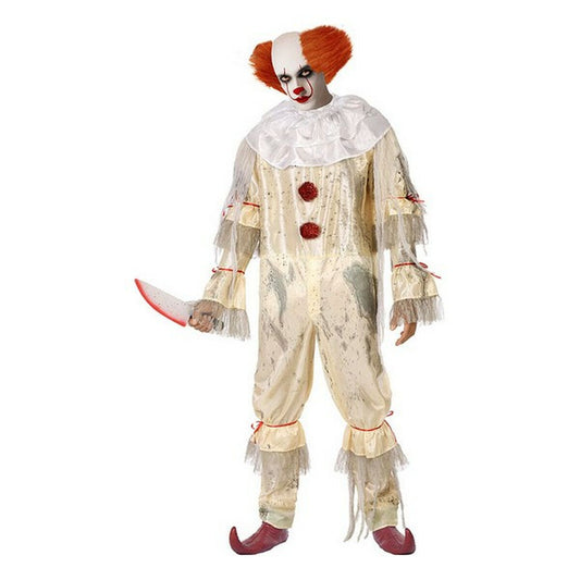 En vuxenperson klädd i en långärmad och långbyxad skräckclowndräkt som är smutsigt beige med röda detaljer och en vit krage, håller i en blodig leksakskniv.