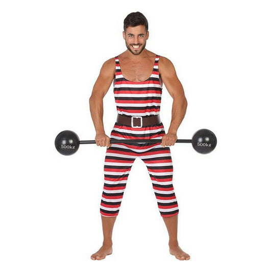 En man i en randig maskeraddräkt i rött, svart och vitt, klädd som en gammaldags cirkus-starkeman, håller i en skivstång med stora vikter märkta 500kg.