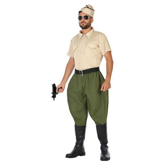 En man bär en maskeraddräkt som soldat i beige skjorta och puffiga gröna byxor, komplett med keps och solglasögon.