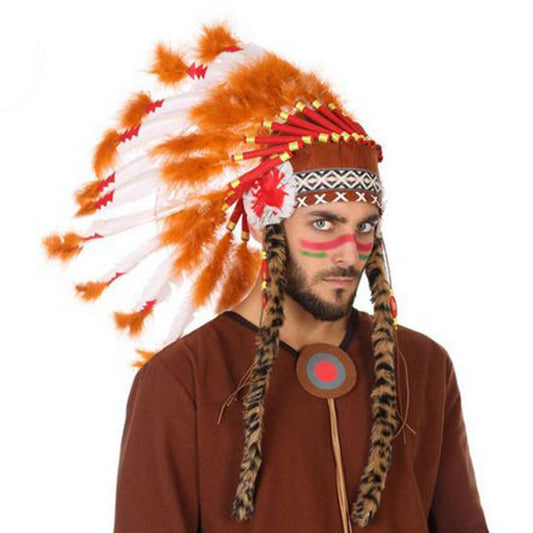 En man bär en stor, brun och vit indianhuvudbonad med orangefärgade fluffiga fjädrar och flätade sidolockar.