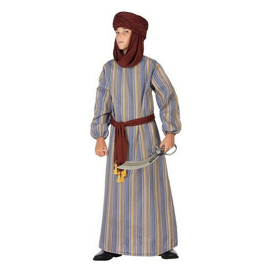 En ung pojke klädd i en randig arabisk maskeraddräkt med långärmad klänning, ett rött/brunt skärp med tofsar och en matchande brun turban på huvudet, han håller i en leksaksyxa eller sabel.