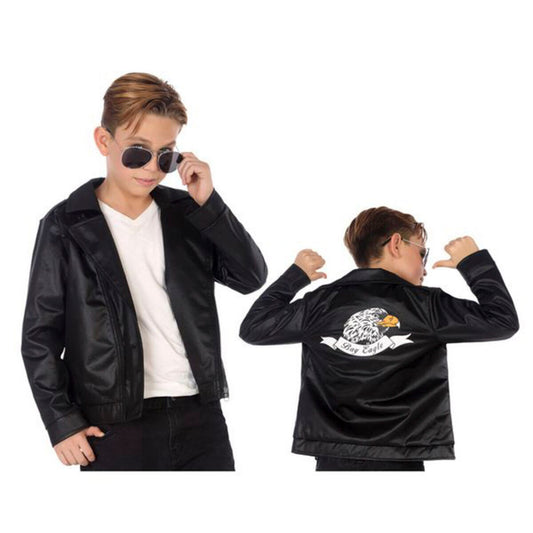 En pojke visar upp en svart, glansig rockabilly-jacka som har ett tryck av ett örnhuvud med texten "Bad Eagle" på ryggen.